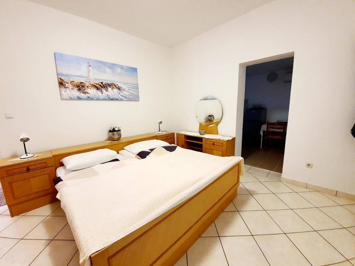 Apartamani Katarina Vl.Ilija Jusup Apartment Starigrad Paklenica Exterior foto