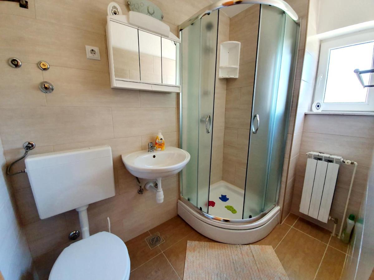 Apartamani Katarina Vl.Ilija Jusup Apartment Starigrad Paklenica Exterior foto