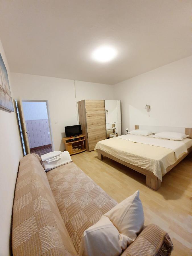 Apartamani Katarina Vl.Ilija Jusup Apartment Starigrad Paklenica Exterior foto