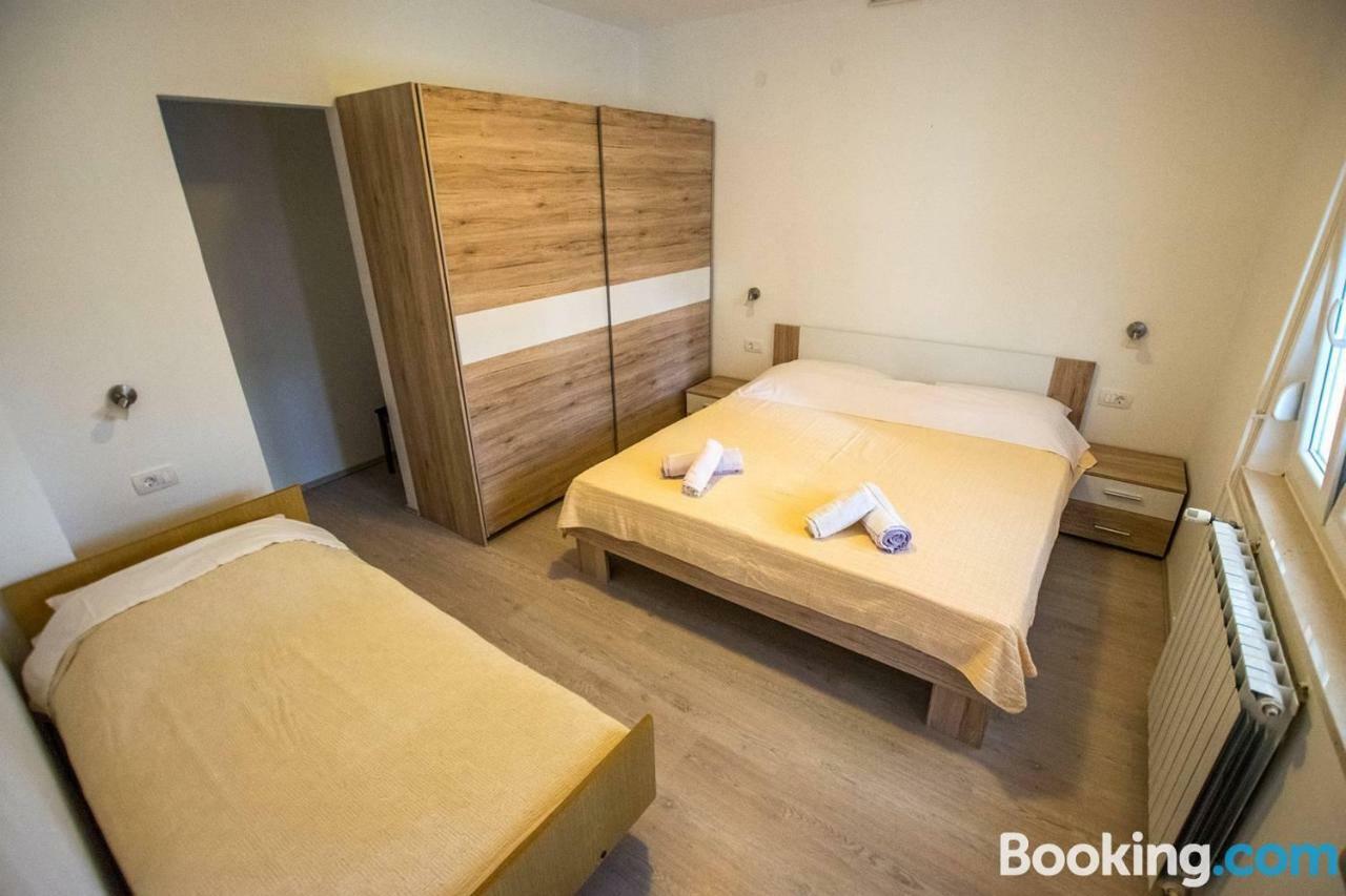 Apartamani Katarina Vl.Ilija Jusup Apartment Starigrad Paklenica Exterior foto